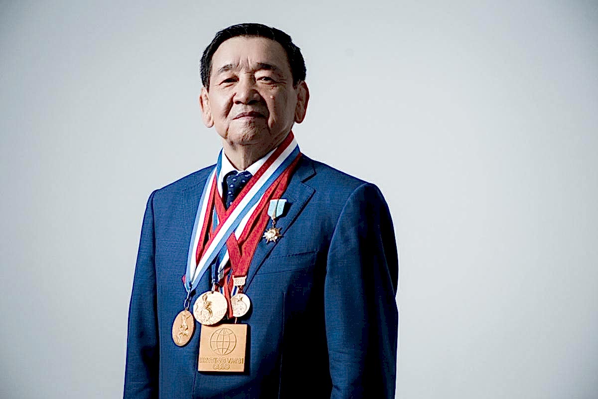 6 мамыр - Жақсылық Үшкемпіровтің туған күні